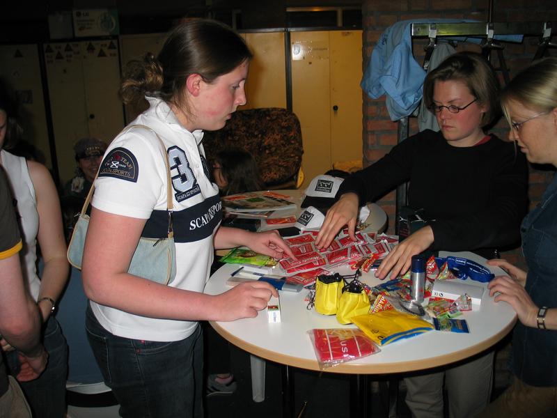 20040427 Kwis prijsuitreiking Andree Anne-Sofie-Ellen