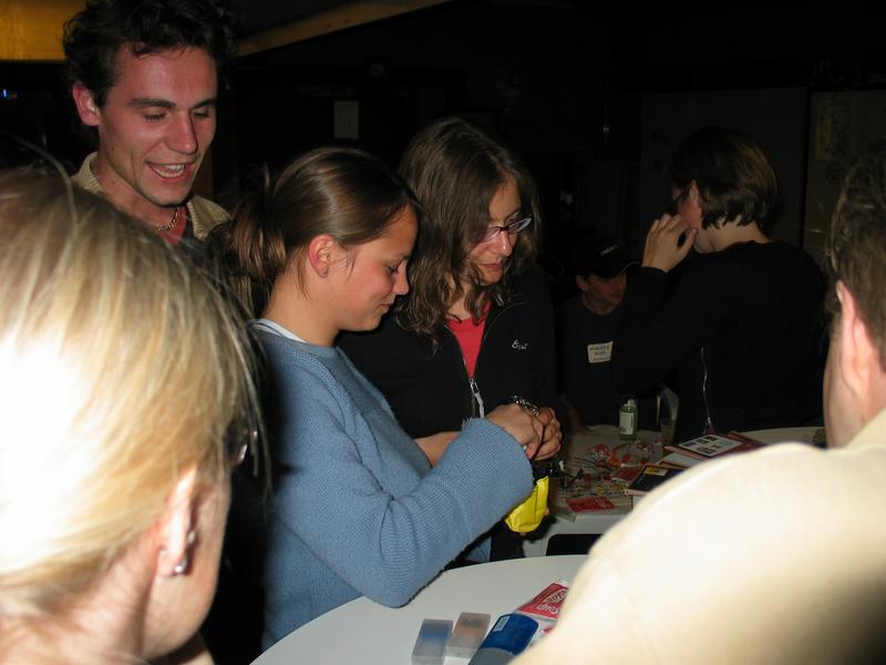 20040427 Kwis prijsuitreiking Ellen Sidharta Katrien Leen ea